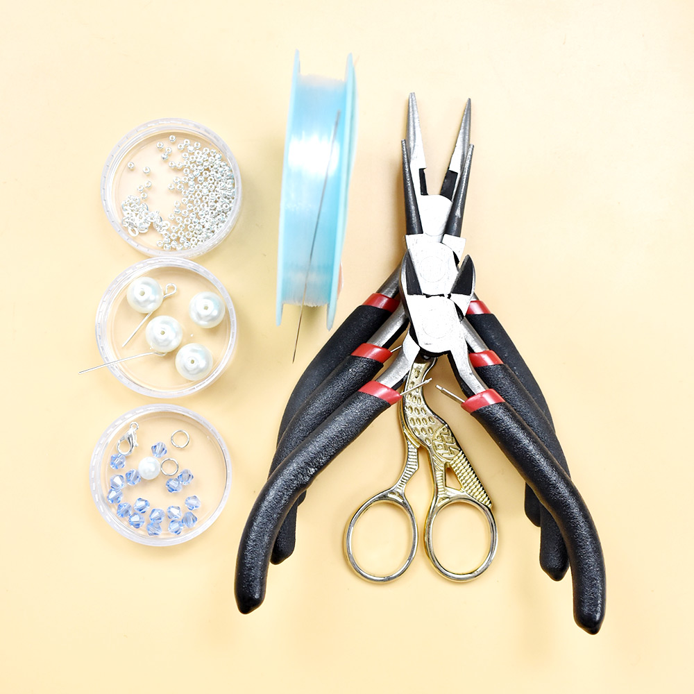 Blaues Perlenarmband mit Blumenmuster