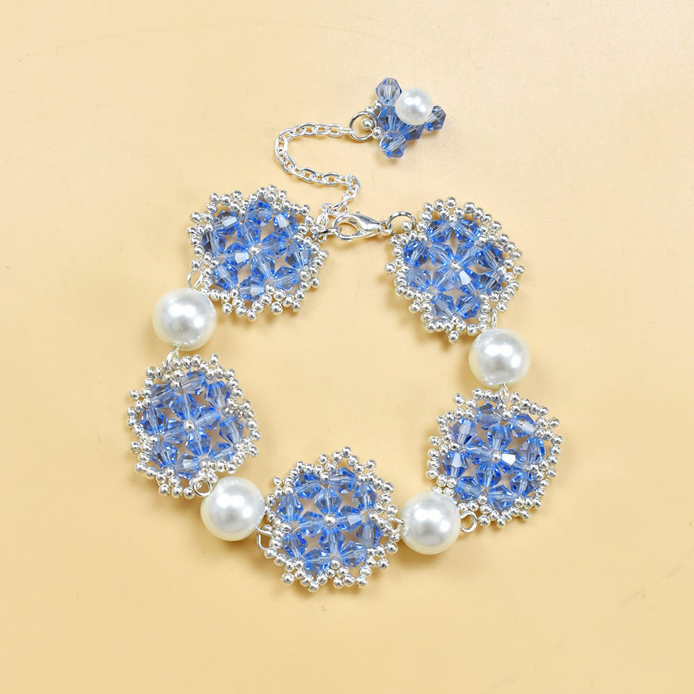 Blaues Perlenarmband mit Blumenmuster