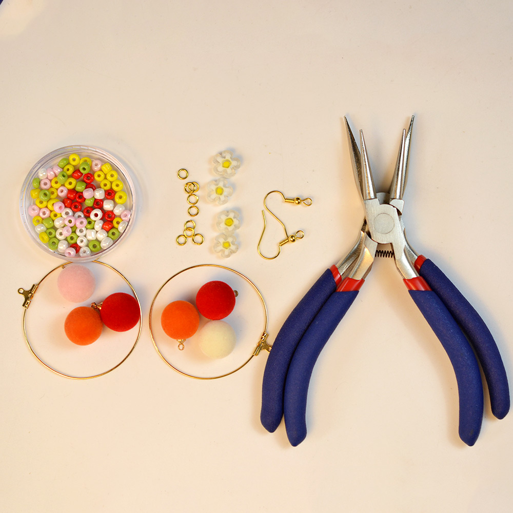 夏らしいカラフルなビーズイヤリング