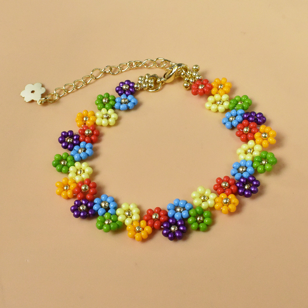 Красочный браслет из бисера в форме цветка