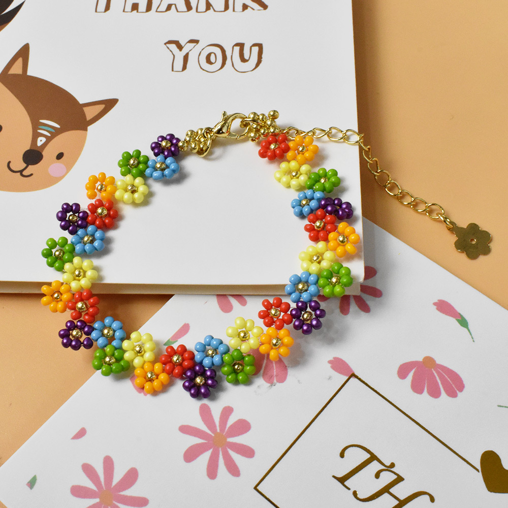 Красочный браслет из бисера в форме цветка