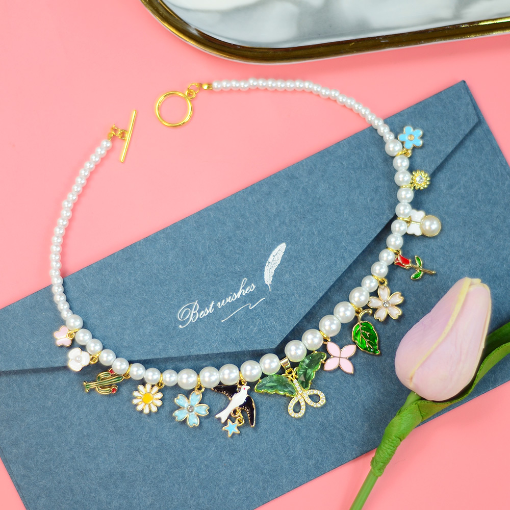 Жемчужное ожерелье с милыми подвесками