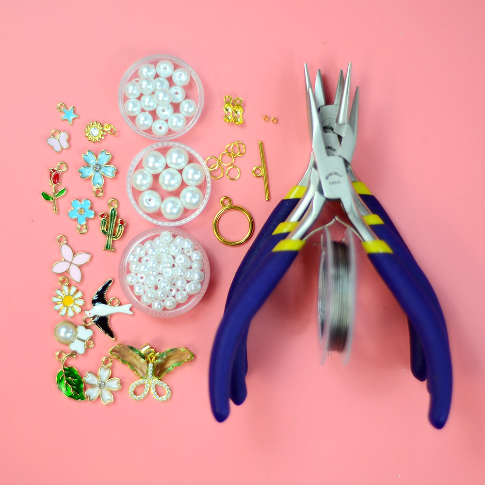 Жемчужное ожерелье с милыми подвесками