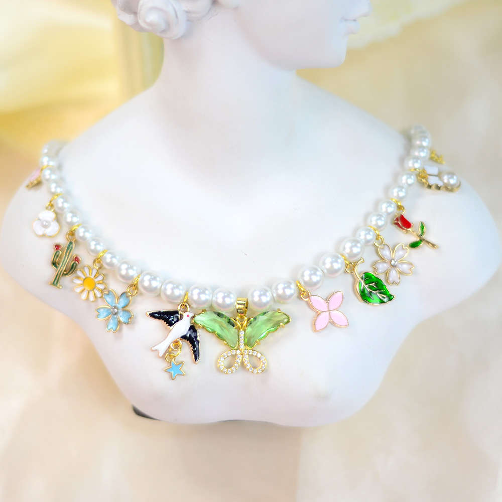 Жемчужное ожерелье с милыми подвесками