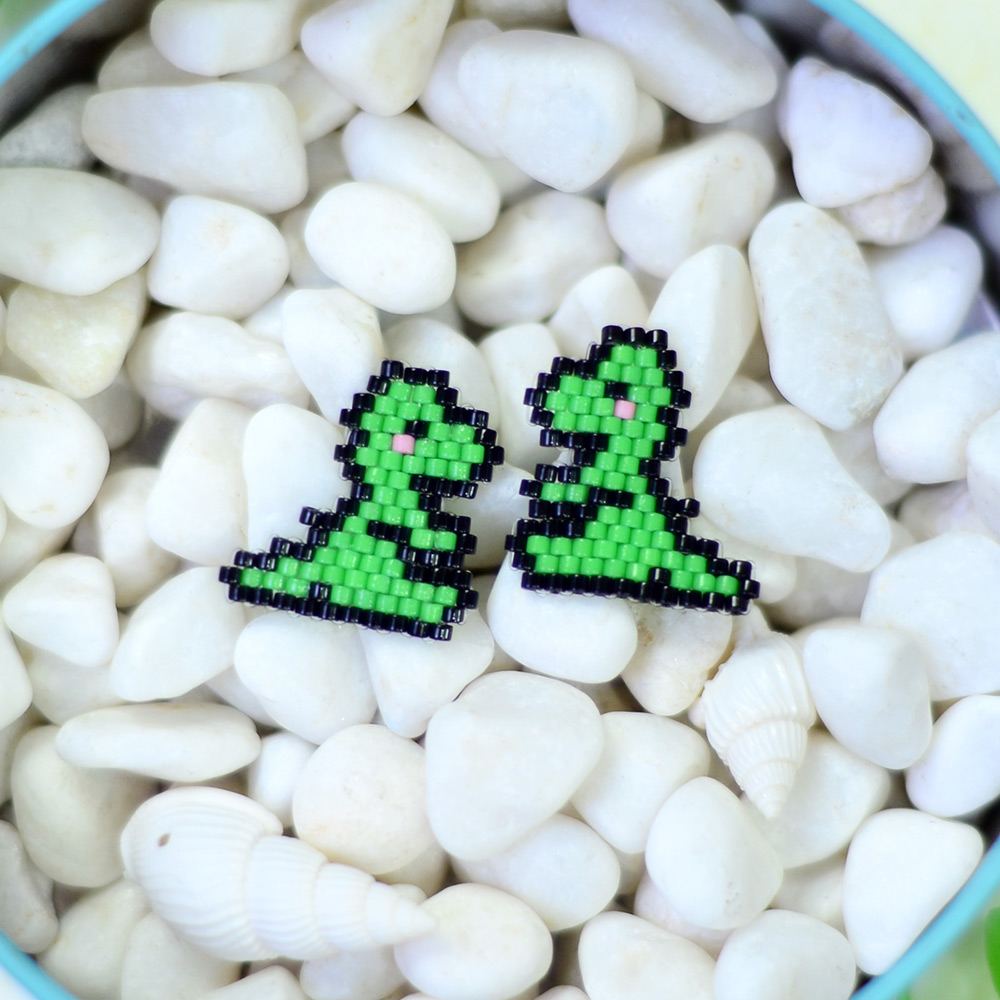 Милые серьги из бисера в форме динозавра