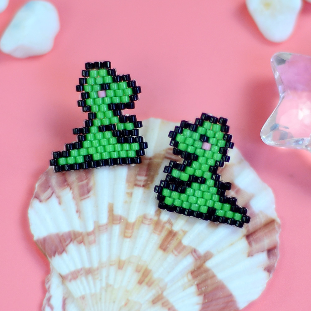 Милые серьги из бисера в форме динозавра