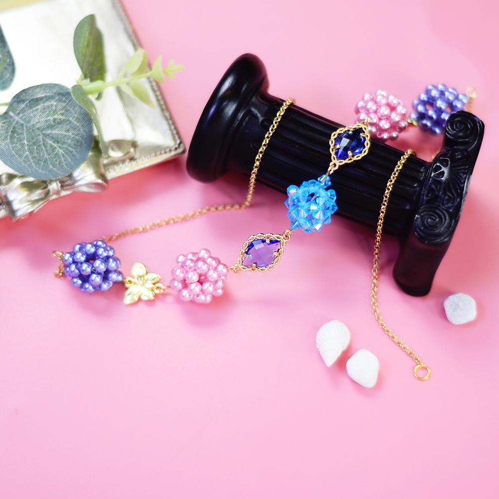 Браслет из бисера в форме шара