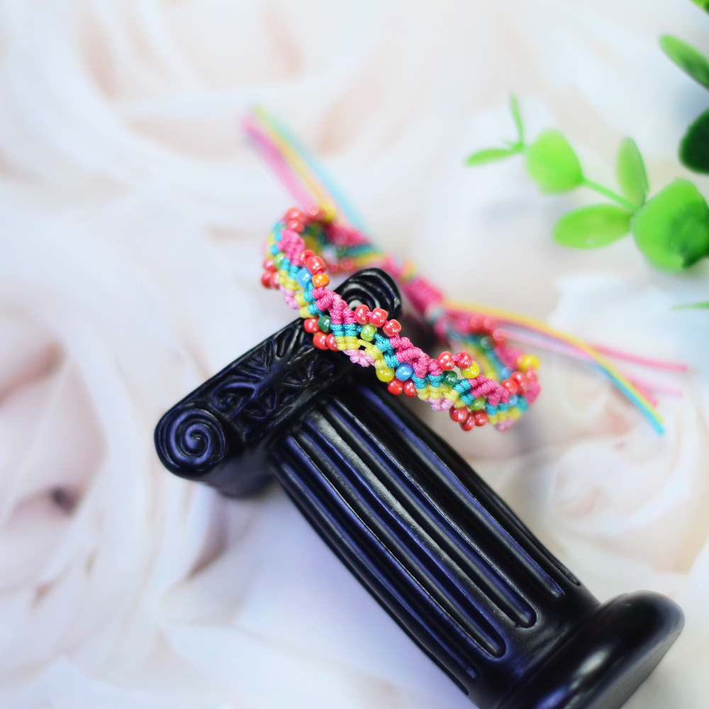 Regenbogenfarbenes geflochtenes Armband