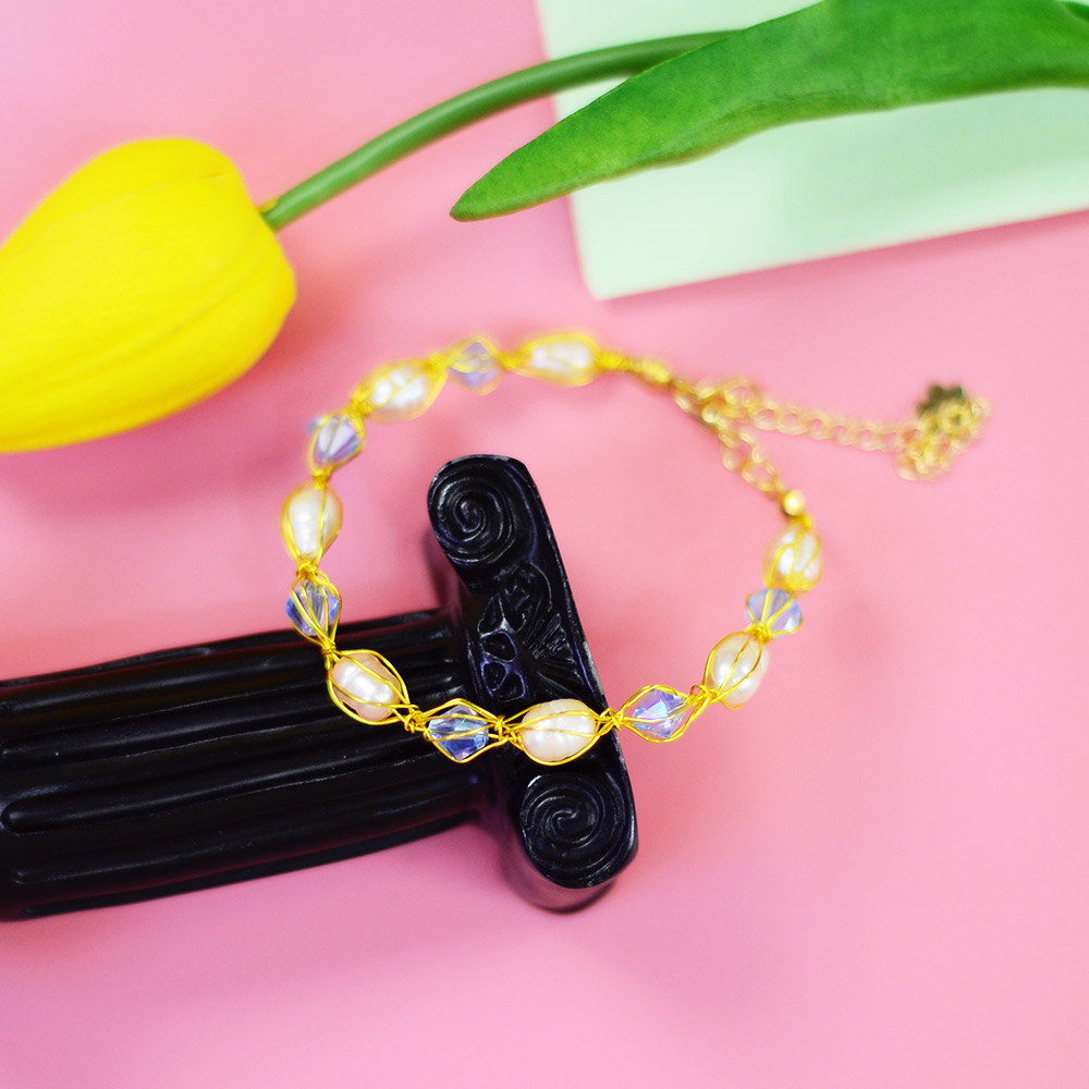 Очаровательный браслет с жемчугом в проволочной оплетке-1