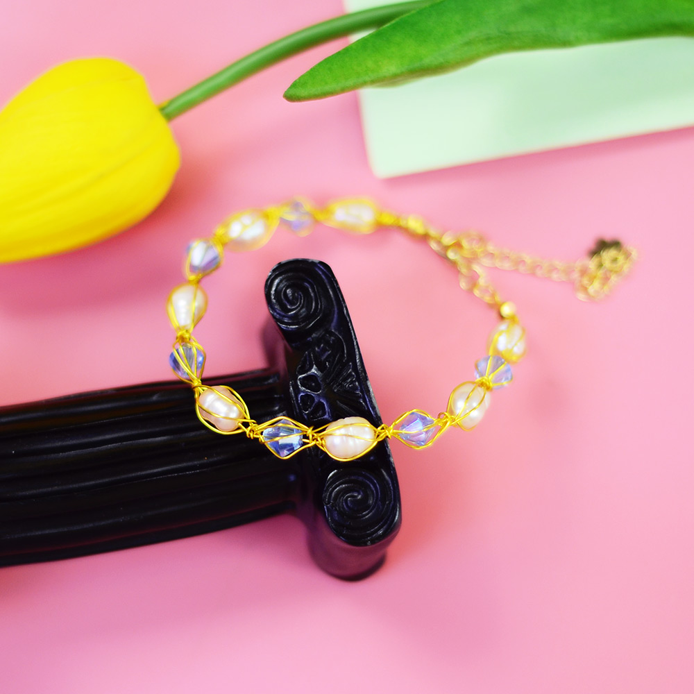 Очаровательный браслет с жемчугом в проволочной оплетке-7