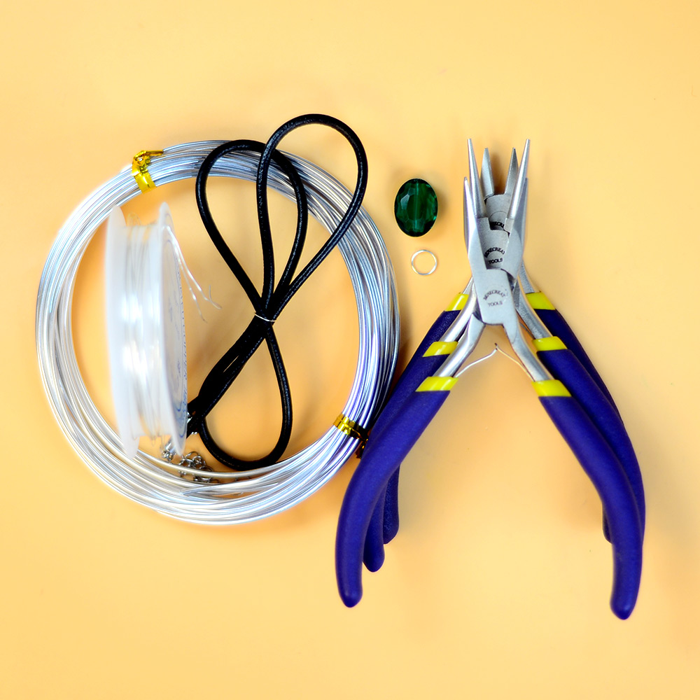 Колье с кулоном из зеленой бусы, обвитой проволокой