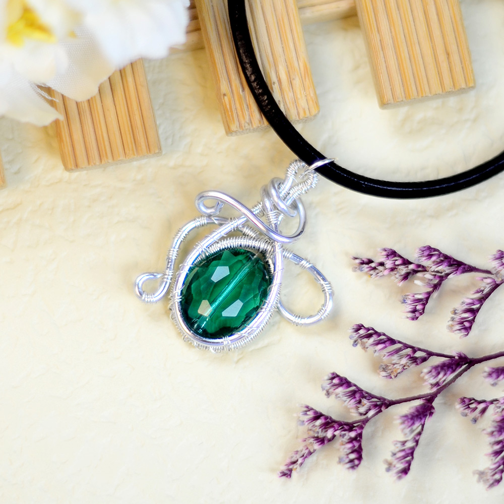 Колье с кулоном из зеленой бусы, обвитой проволокой