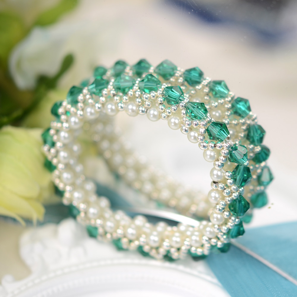 Зеленый двухконусный браслет из стеклянных бусин со стеклянными жемчужными бусинами-1