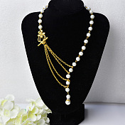 Collier de perles avec chaînes en or liées