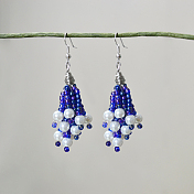 Boucles d'oreilles en grappe violettes avec perles de rocaille et perles blanches