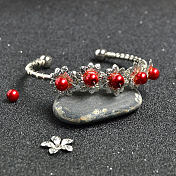Bracelet fleur avec perles nacrées rouges