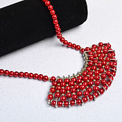 Collana con catena di perle rosse