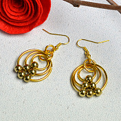 Boucles d'oreilles créoles dorées avec fils et perles en aluminium