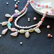 Collana di perline con perle di pietre preziose e perle di giada