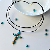 Schlichte Halskette mit Kreuzanhänger und türkisfarbenen Perlen
