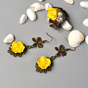 Ensemble de boucles d'oreilles et de bagues en forme de fleur en perles de résine