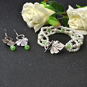 Conjunto de joyas con pulsera de perlas y pendientes de hojas.