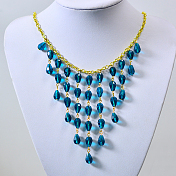Ожерелье с голубой подвеской