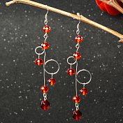 Semplici orecchini pendenti con perline di vetro rosse