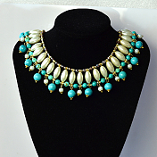Halskette mit türkisfarbenen Perlen