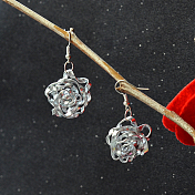 Boucles d'oreilles pendantes roses enveloppées de fil