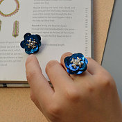 Anelli di fiori con bottoni blu fatti a mano con perle e perline