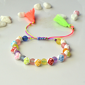 Bracelet de perles en acrylique givré avec pendentif pompons en fil de coton