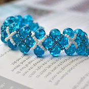 Armband aus blauen Crackle-Glasperlen