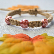 Geflochtenes Armband mit rosa Blumen-Acrylperlen