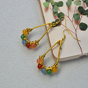 Boucles d'oreilles enveloppées de fil de perles de jade de couleurs mélangées