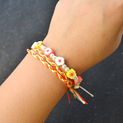 Bracelet de perles de fleurs de prunier en argile polymère avec fils de nylon colorés tressés