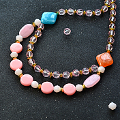 Двухрядное ожерелье из акриловых бусин розового цвета с имитацией драгоценного камня