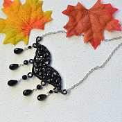 Collier pendentif chauve-souris enveloppé de fil avec perles noires