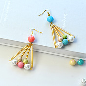 Boucles d'oreilles pendantes triangulaires avec perles de clairon