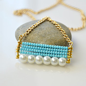 Collier pendentif boulier réalisé avec des perles de rocaille et des perles nacrées
