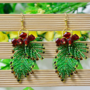 クリスマスのための緑の種のビーズのイヤリング