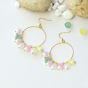 Boucles d'oreilles créoles en perles acryliques et fleurs
