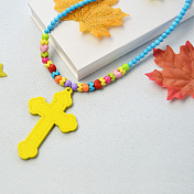 Collier de perles acryliques colorées avec pendentifs croix