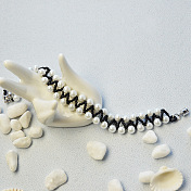 Bracelet point de perles blanches avec perles de rocaille noires