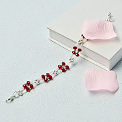 Armband aus weißen Signalhornperlen und roten Abakus-Glasperlen