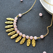 Collier plastron pendentif plume en or avec perles de quartz rose