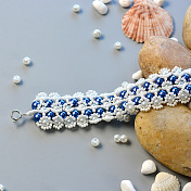 Hübsche Halskette mit blauen und weißen Perlen