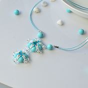 Collier avec pendentif en perles turquoises synthétiques