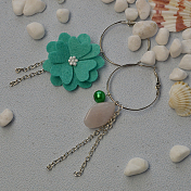 Spezieller Ohrring mit Blume und Perle