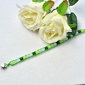 Armband aus grünen, mattierten Perlen